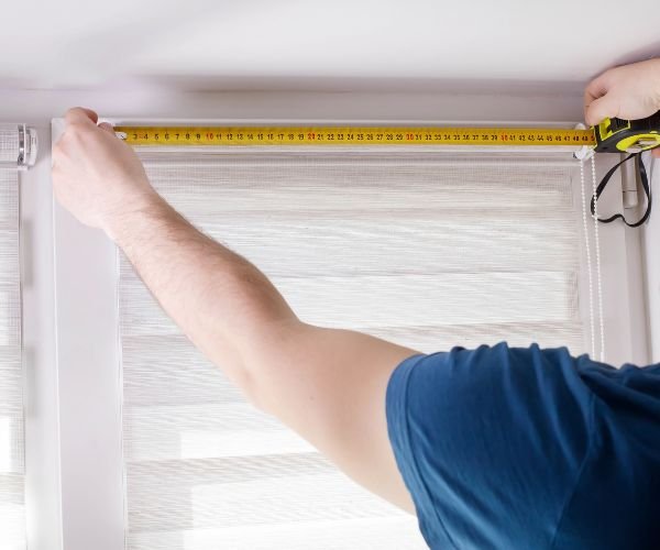 Arbeit am Rollo im Innenraum – Rolladengurt wechseln