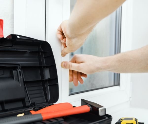 Monteur repariert Rolladen am Fenster – Rolladen Reparatur